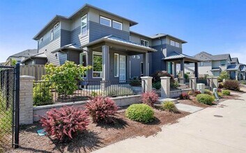 Building Photo - Exceptional 3 Bedroom / 2.5 Bath Modern Townhouse