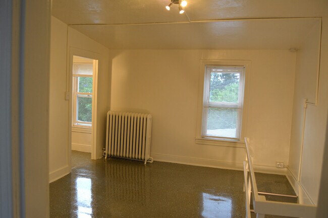 Building Photo - 445 W King St