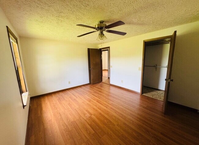 Building Photo - 572 Lexington Dr
