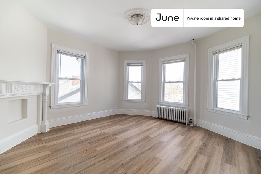 Building Photo - Private bedroom in 3 bed/1 bath Home