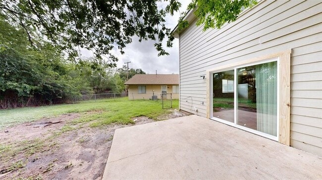 Building Photo - 1915 Pine Tree Dr