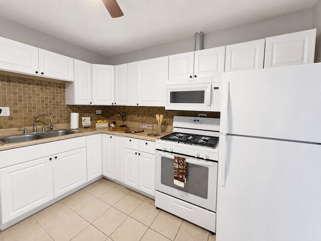 Building Photo - 6847 Hawthorne Ln