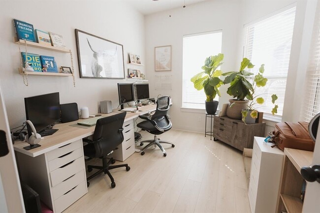 Building Photo - 808 Karst Cv