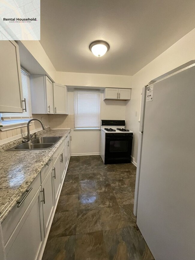 Building Photo - Beautiful 4 Bedroom Colonial Home-Section 8 ONLY