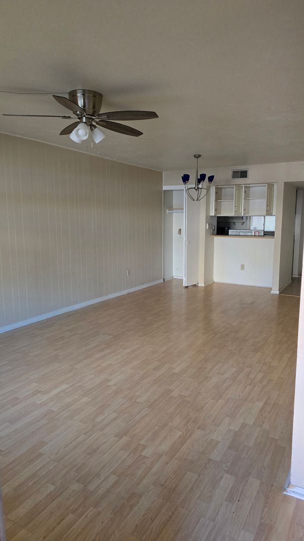 Building Photo - Townhouse