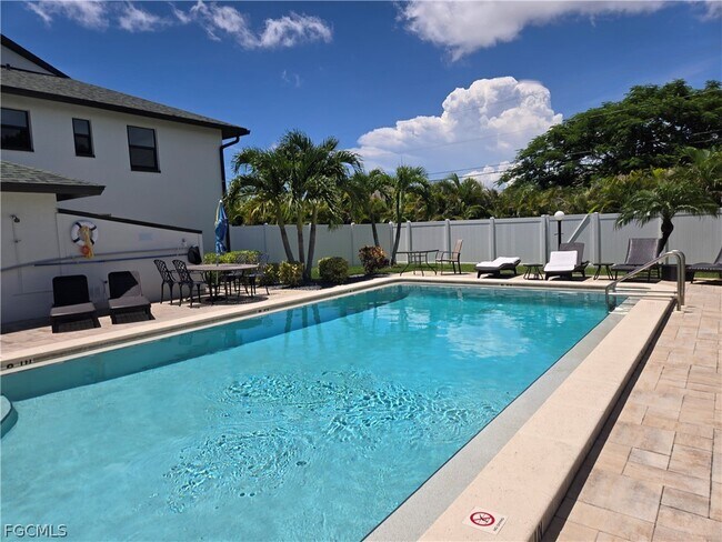 Building Photo - 1519 Cape Coral Pkwy W