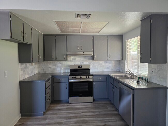 Building Photo - 4900 Earlcort Cir