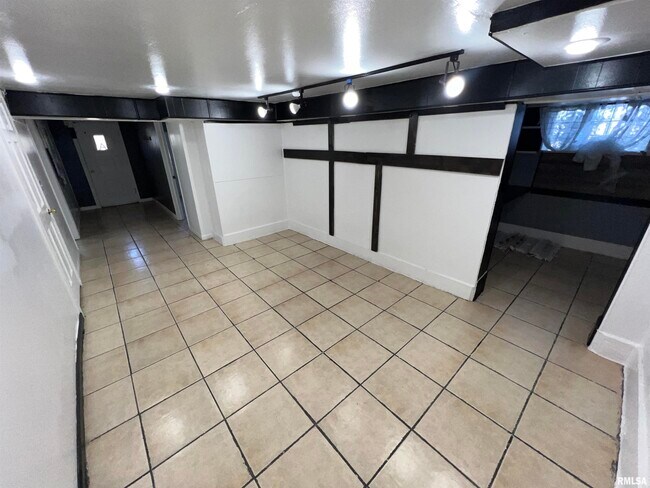 Building Photo - 416 W Main St