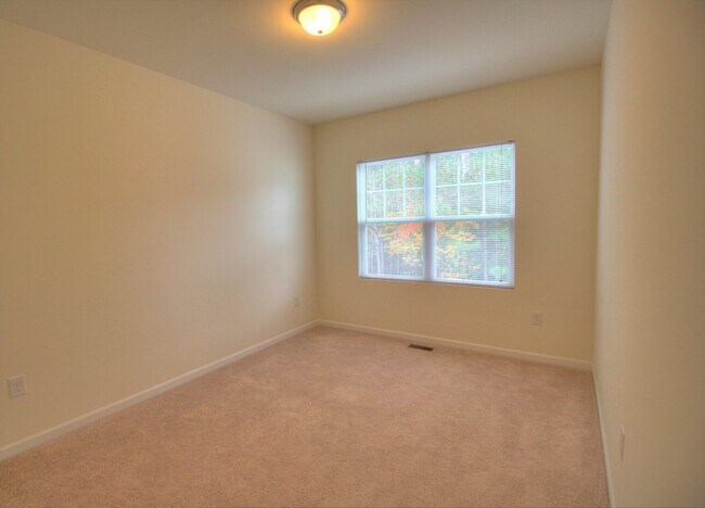 Building Photo - Gorgeous 3 Bedroom/ 2.5 Townhome with Garage!