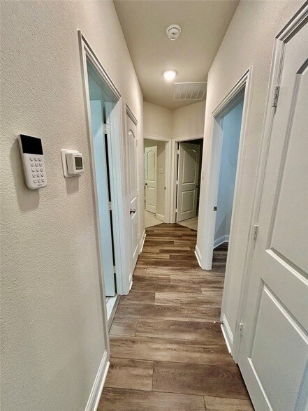 Building Photo - 541 Firethorn Dr