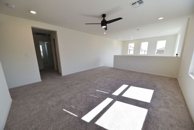 Building Photo - 5 Bed 3 1/2 Bath,  Beautiful home in gated community!