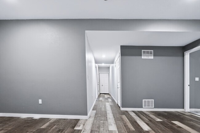 Building Photo - 6875 E 133rd Ave