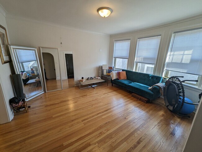 Building Photo - Spacious 1 BR - New Renovation Near the La...