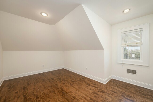 Building Photo - 16 Walnut St