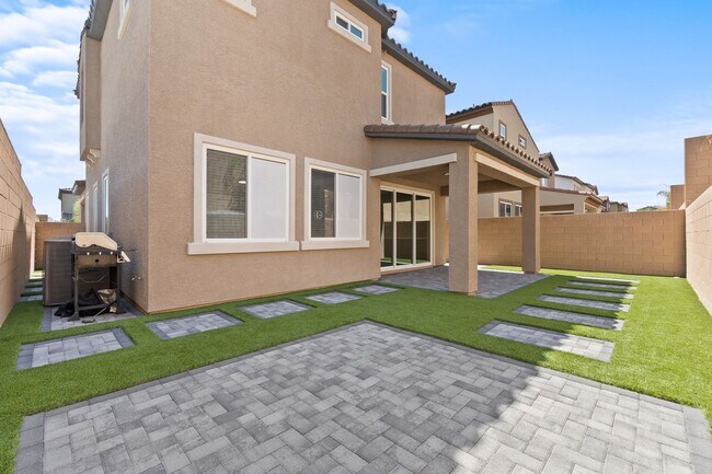 Building Photo - Stunning 3 Bedroom Home with SOLAR in Skye...