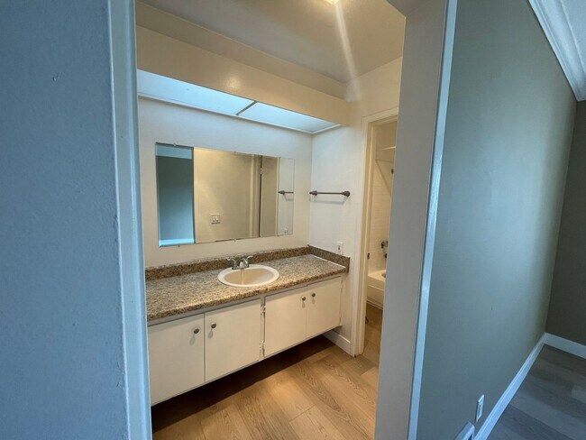 Building Photo - 1 Bedroom Just Blocks From the Ocean