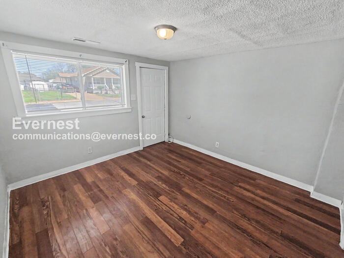 Building Photo - 1924 Blackford St