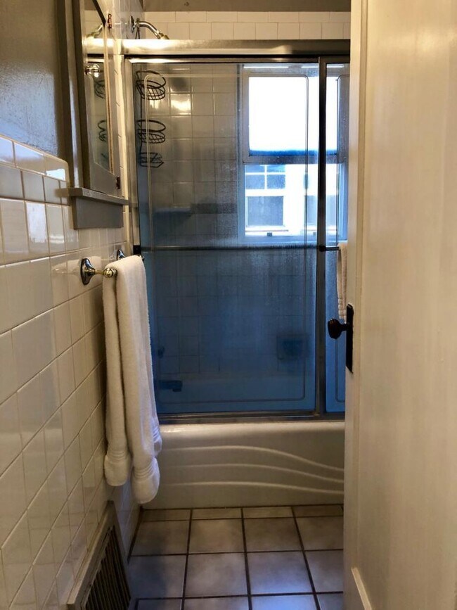 Building Photo - 1112 900 E