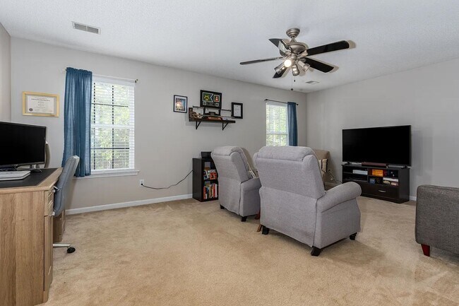Building Photo - Spacious home located in the beautiful and...