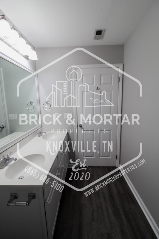 Building Photo - 900 Glendower Way