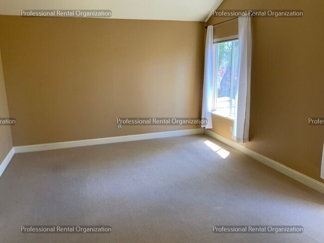 Building Photo - Beautiful Eastside 4 Bedroom, 3 Full baths in quiet neighborhood