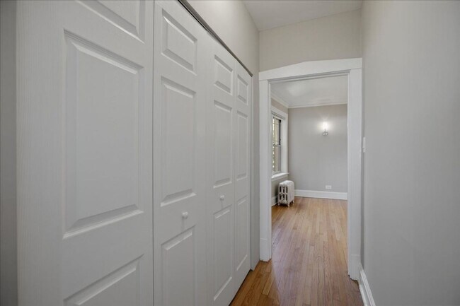 Building Photo - Large Studio in Andersonville