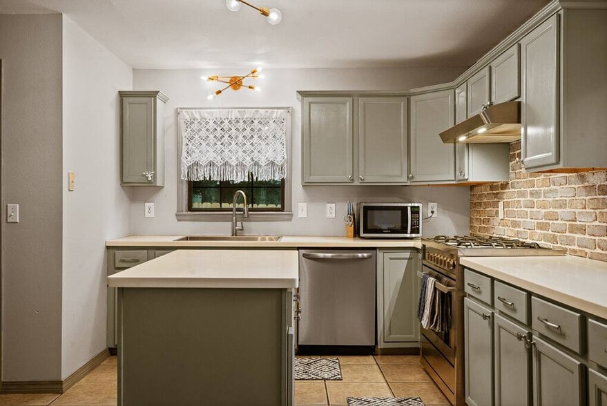 Building Photo - 2 Mead Dr