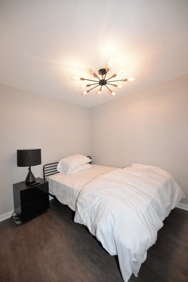 Building Photo - 912 Charlotte St