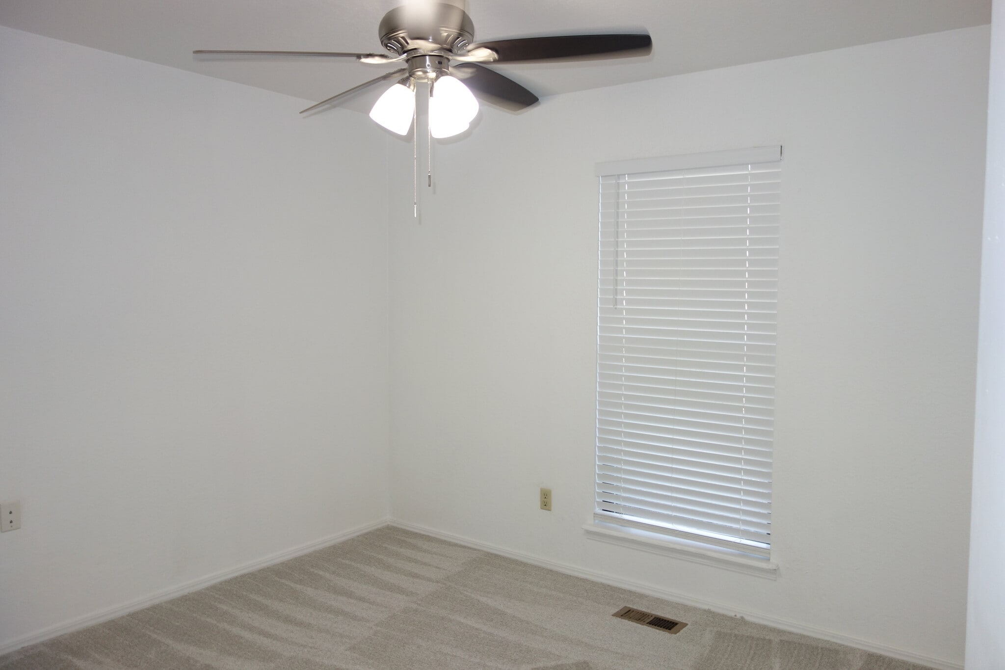 Secondary Bedroom w/Ceiling Fan - 6604 S Utica Pl