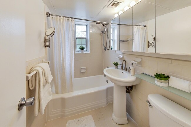 Building Photo - 1303 N Ode St