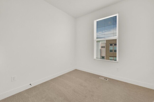 Building Photo - 570 570 N