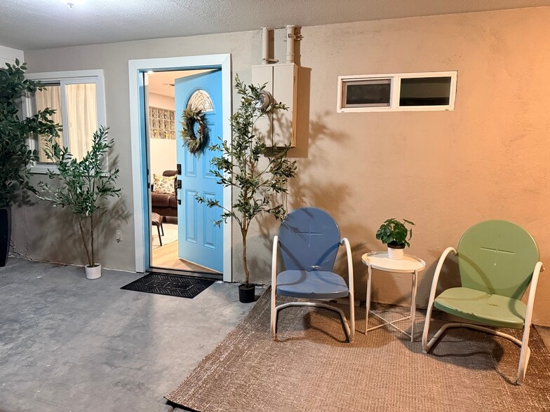 Main entry - 130 S Hibbert