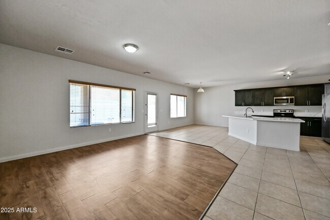 Building Photo - 11237 W Davis Ln