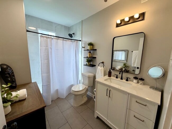 Building Photo - Fully Furnished And Updated 4 bedroom 2 ba...