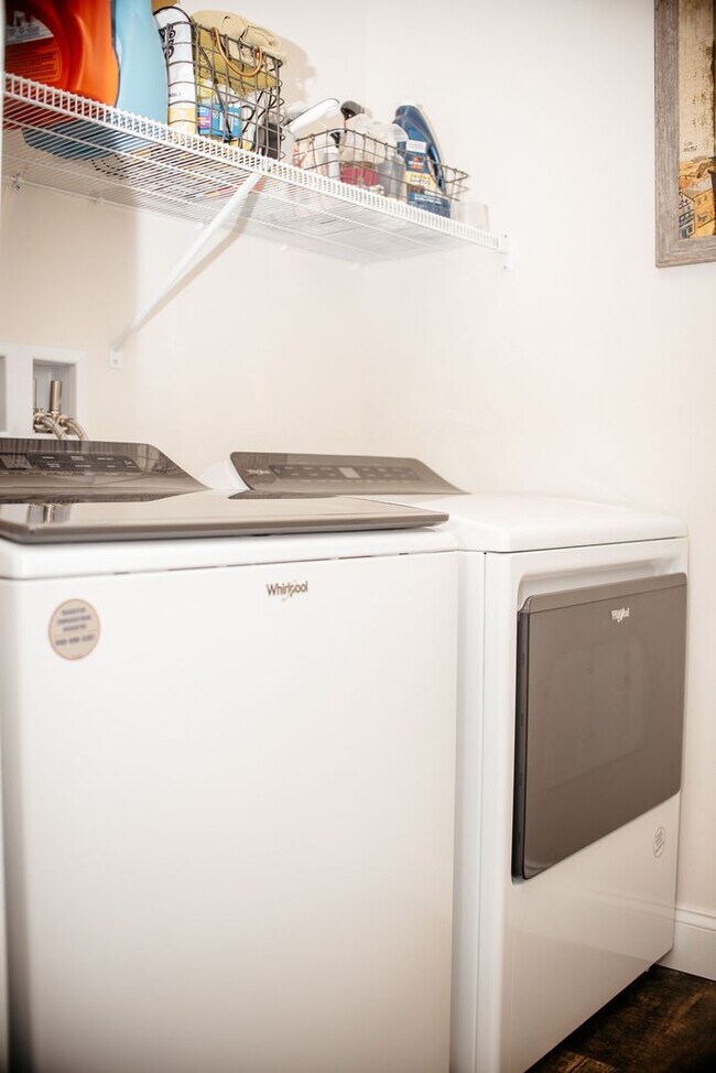 Building Photo - 220 Callie Dr