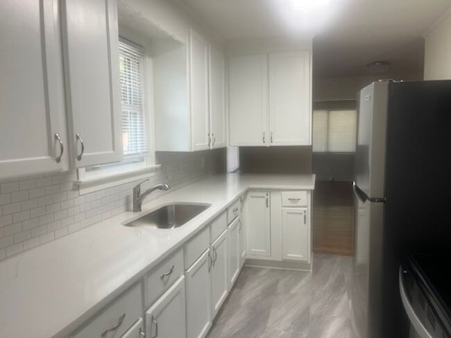 Building Photo - 3 bedroom 1 bath remodeled home.