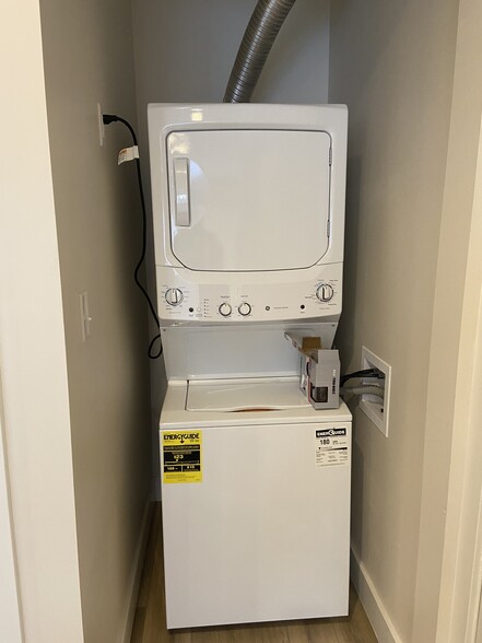 Building Photo - 748 Fulton St W