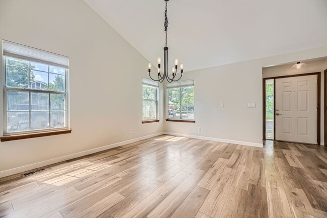 Building Photo - Beautifully Remodeled 3 Bed/2 Bathroom Hom...