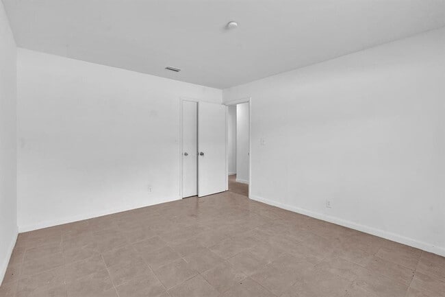 Building Photo - 5748 NW 27th Ct