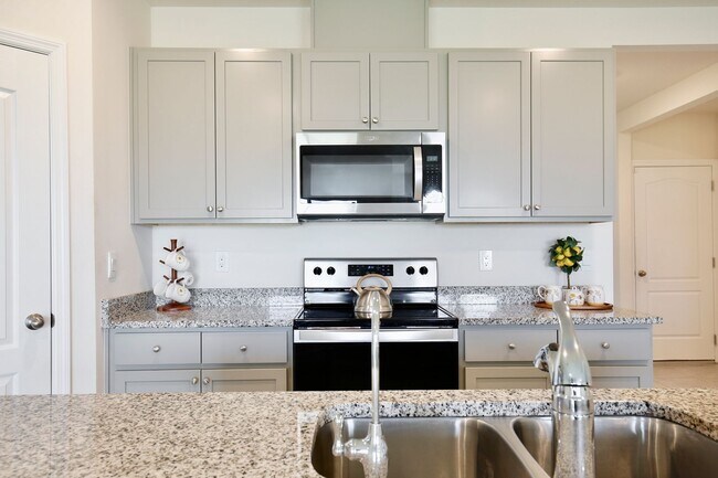 Building Photo - Beautiful 4 Bedroom, 2 bath home is Available for Rent in the Forest Lake Community!