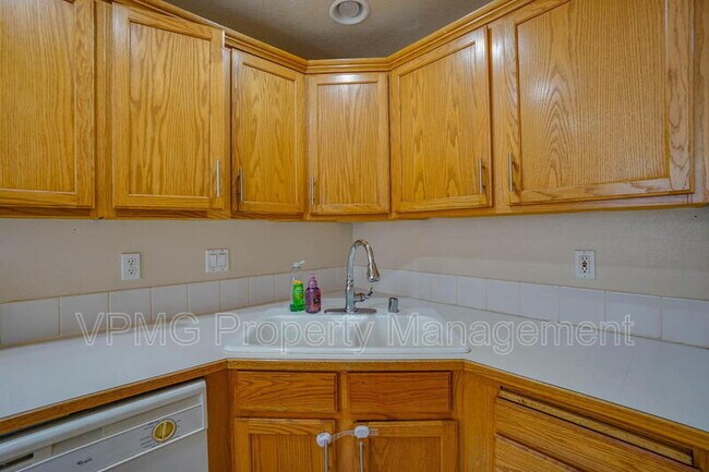 Building Photo - 5502 NE 89th Ave