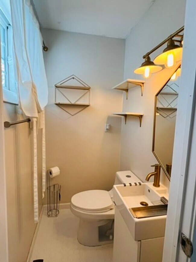 Building Photo - Charming 3 Bedroom Home