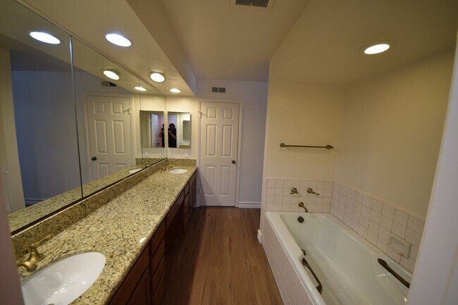 Building Photo - ***Amazing 2 Bed 2.5 Bath Westwood Condo U...
