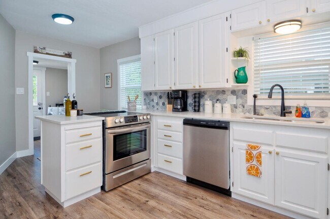 Building Photo - Remodeled Detached Cottage with Fenced Yard! Pet Friendly!