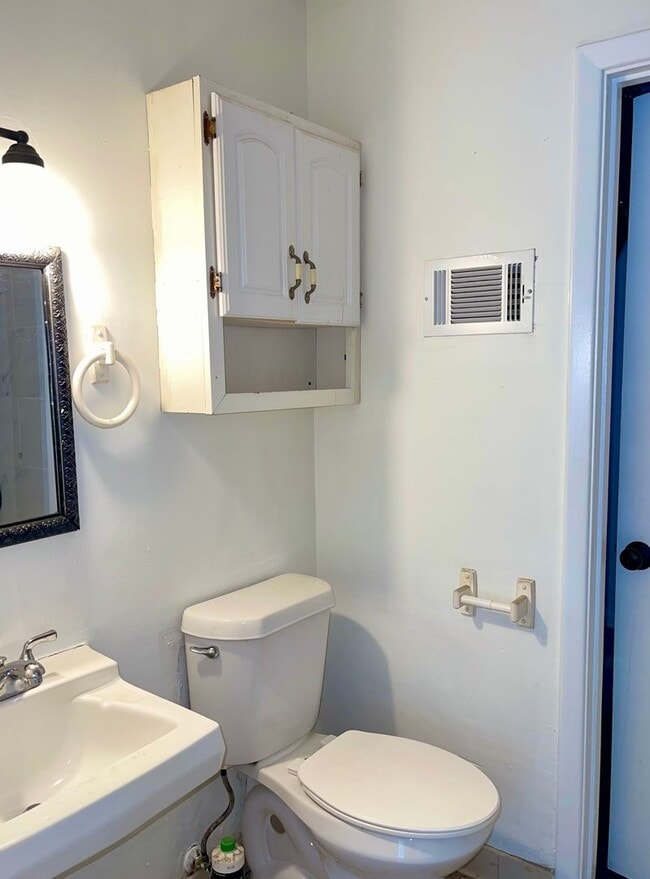 Building Photo - Spacious 3 Bedroom Ranch Under $1,400!
