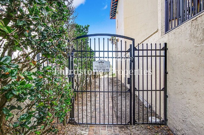 Building Photo - 11 Arbor Club Dr