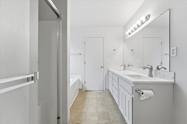 Building Photo - 12811 NE 49TH WAY