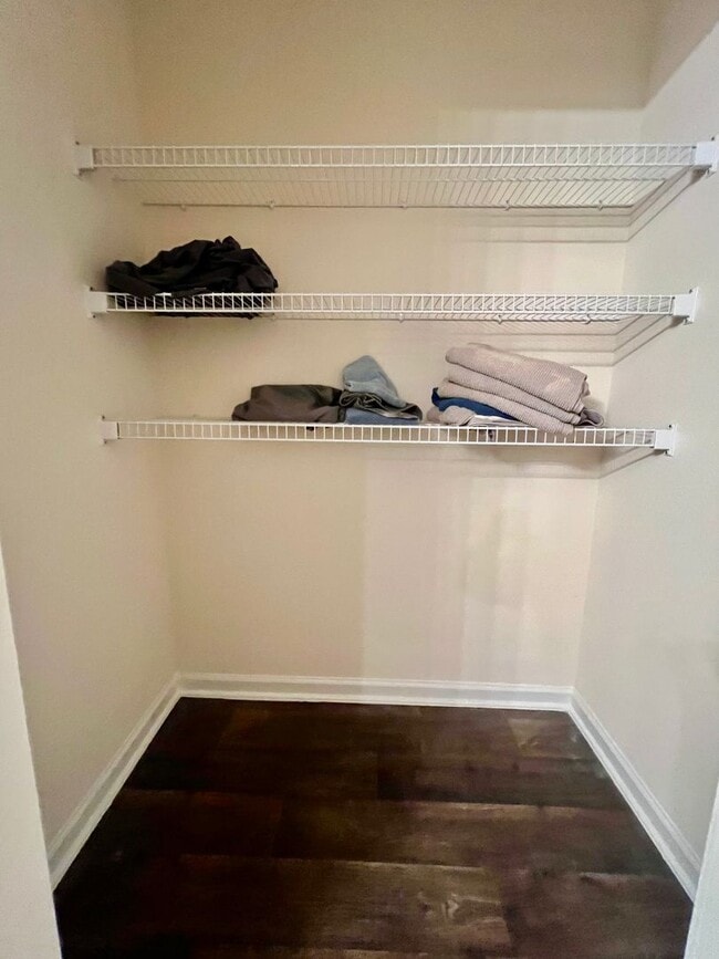 Building Photo - Available 11/1/24 Three bedroom two bath h...