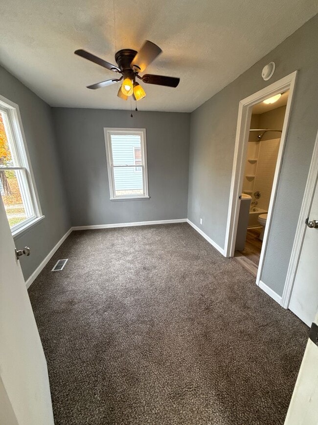 Building Photo - 3 bedroom/1 bathroom house