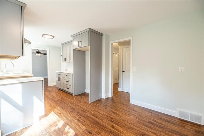 Building Photo - 104 Tumbleweed Dr